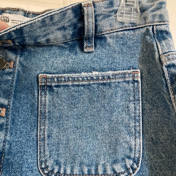 🌞Trafaluc Blue Medium Wash Button Fly Mini Skirt with Raw Hem A - Picture 5 of 7